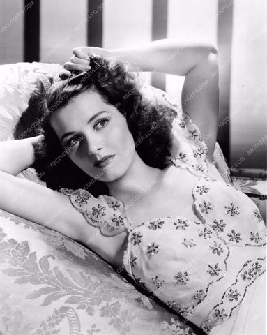 beautiful Ellen drew laying in bed 8b20-11985