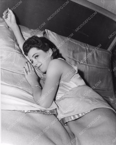 beautiful Ellen drew laying in bed 8b20-11993