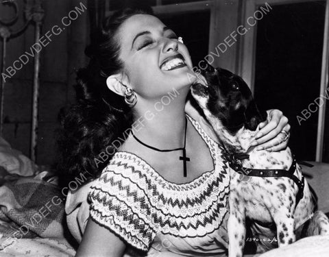 candid Dorothy Lamour kissing her dog 8b20-12213