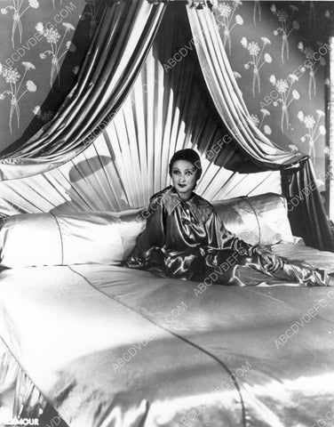 lovely Dorothy Lamour sitting in bed 8b20-12250