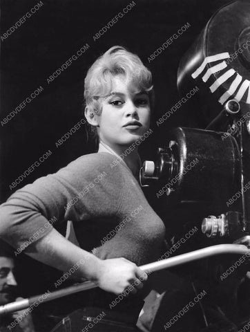 sexy sweater girl Brigitte Bardot behnd the movie camera 8b20-12794