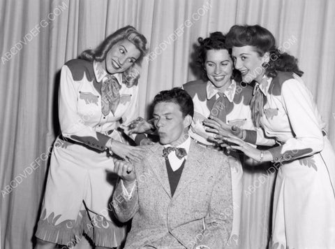 The Andrews Sisters and Frank Sinatra on stage 8b20-12962