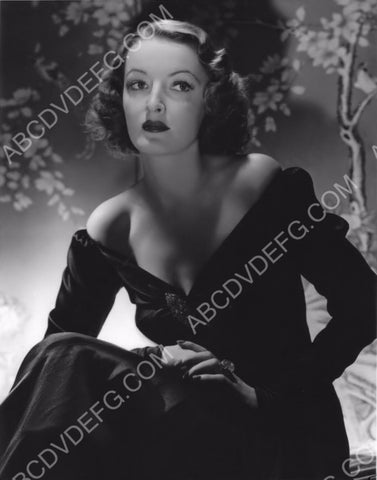 beautiful bare shoulders Gwili Andre portrait 8b20-13193