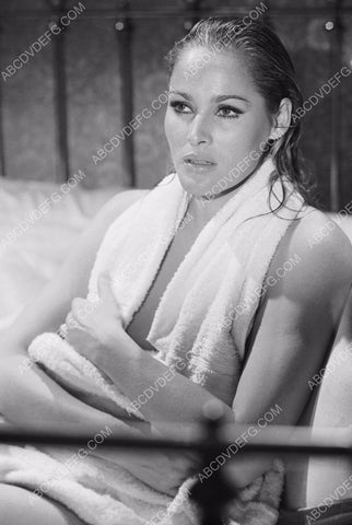 Ursula Andress all wet wrapped in a towel 8b20-13204