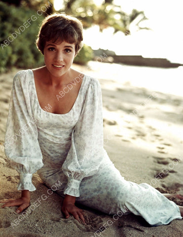 Julie Andrews sitting on the beach 8b20-13304