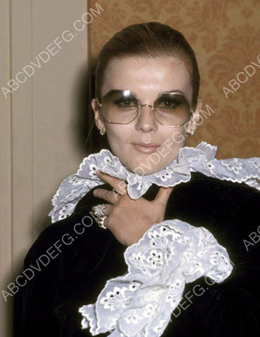 Ann-Margret in big glasses portrait 8b20-13396