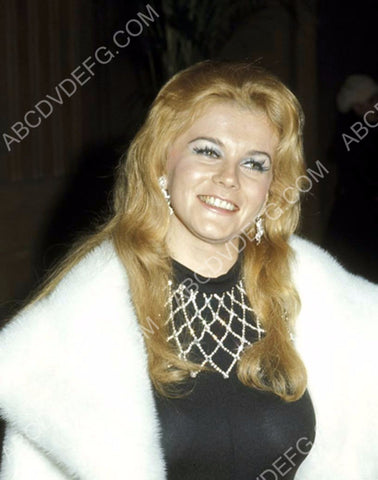 Ann-Margret poses for the press 8b20-13399