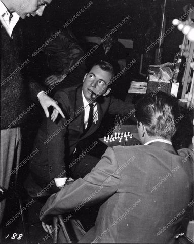 candid Bobby Darin tries squeazing in a game of chess 8b20-13814