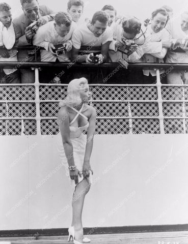 Diana Dors adjusting her nylons attracts a large crowd w cameras 8b20-13913