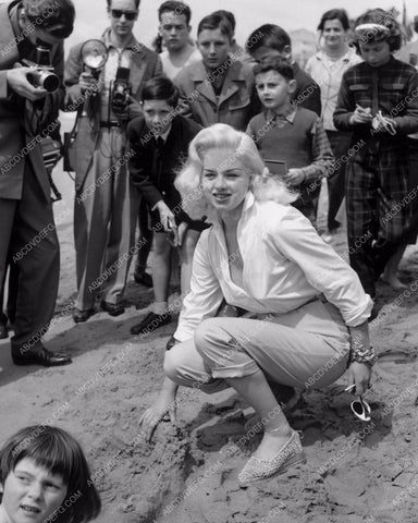Diana Dors at the beach surrounded by fans & press 8b20-13941