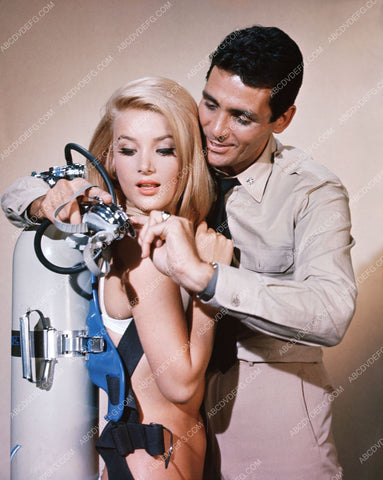 David Hedison helps babe into scuba equip TV Voyage to the Bottom of Sea 8b20-13969