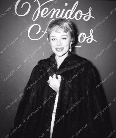 candid Glynis Johns arriving somewhere 8b20-14380