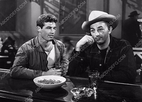Guy Madison Robert Mitchum eating pretzels at the bar 8b20-14430
