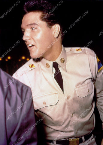 candid Elvis Presley in uniform 8b20-14547