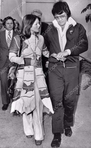 candid Elvis Presley and Priscilla 8b20-14556
