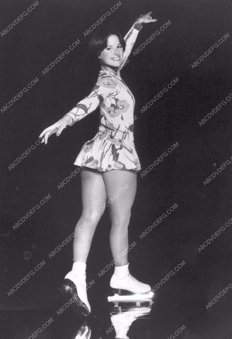 beautiful Dorothy Hamill posing on the ice 8b20-14598