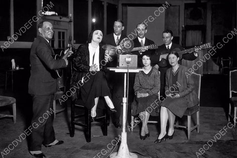 Pola Negri and friends with guitars listen to radio 8b20-1460