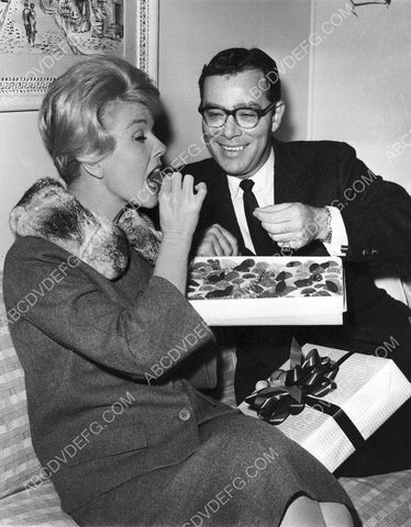 candid Doris Day breaking into her new box of chocolates 8b20-14665