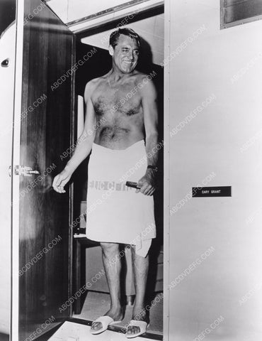 Cary Grant coming out of his dressing room wrapped in a towel 8b20-14695