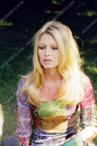 beautiful Brigitte Bardot sitting in the grass 8b20-14924