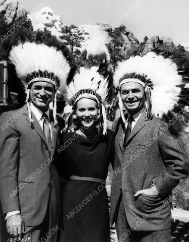 Cary Grant Eva Marie Saint James mason w Mount Rushmore souvenirs 8b20-15109