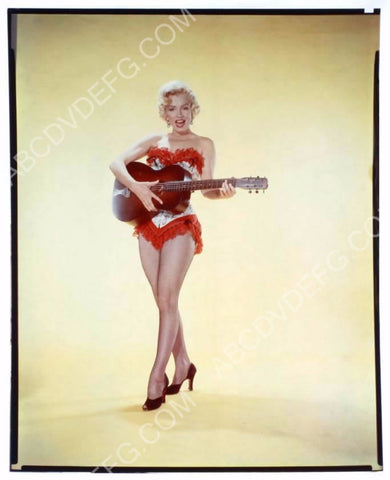 beautiful Marilyn Monroe and her trusty guitar 8b20-15192