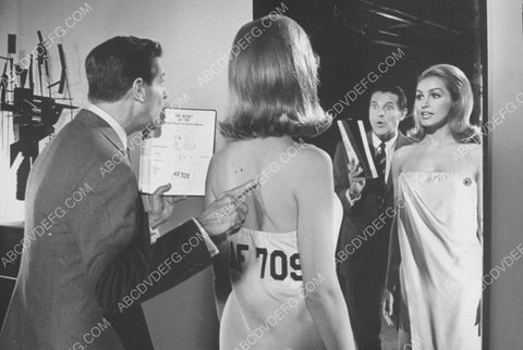 Bob Cummings and Julie film The Maltese Bippy 8b20-15361