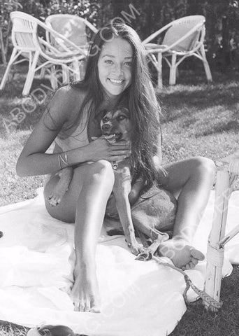 beautiful Olivia Hussey and her dog 8b20-15371