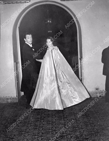 candid Robert Taylor Barbara Stanwyck out on the town 8b20-15529
