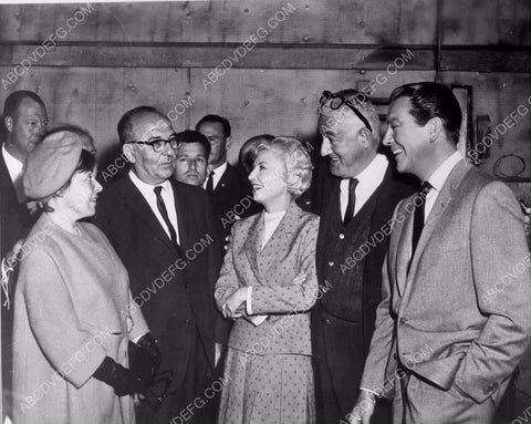 great candid Robert Taylor Barbara Stanwyck William Castle 8b20-15538