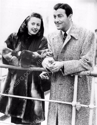 Barbara Stanwyck Robert Taylor at the ships rail 8b20-15539