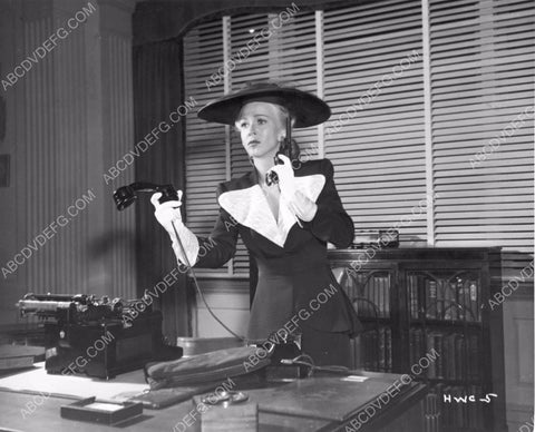 Carole landis with telephone and pistol 8b20-15628