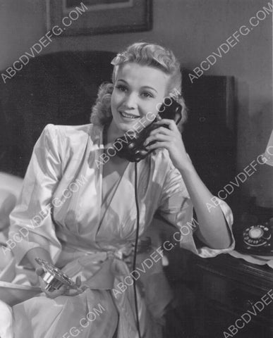 Carole Landis on the telephone 8b20-15629