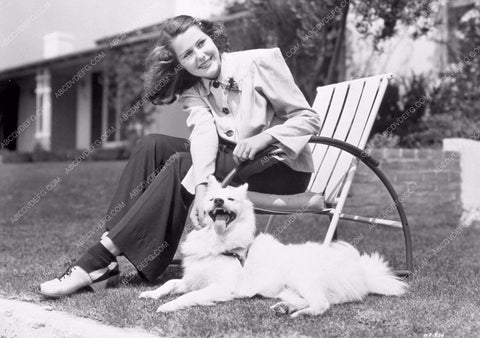 Helen Parrish in the backyard with her dog 8b20-15759