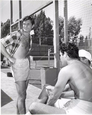 athletic Hugh O'Brian and friends out on the tennis court 8b20-15781
