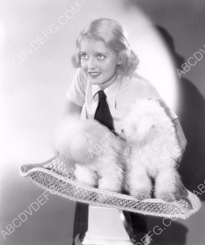 Bette Davis with her dogs 8b20-16242