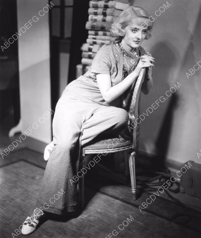 Bette Davis relaxing between takes 8b20-16245