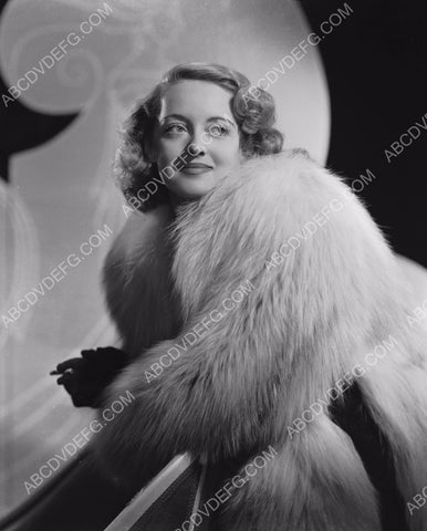 Bette Davis beautiful in white fur 8b20-16249