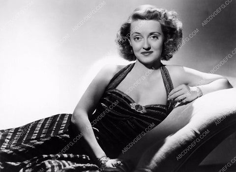 Bette Davis on lounge 8b20-16252