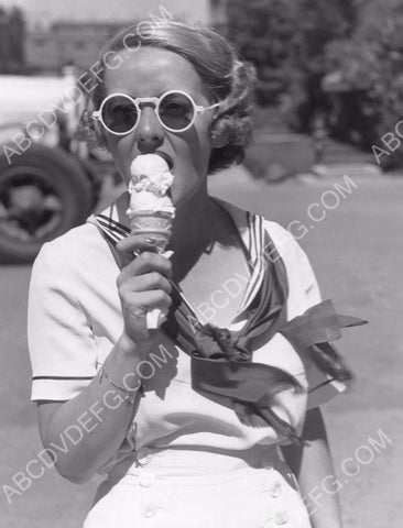 Bette Davis in her sunglasses eating an ice cream cone 8b20-16263