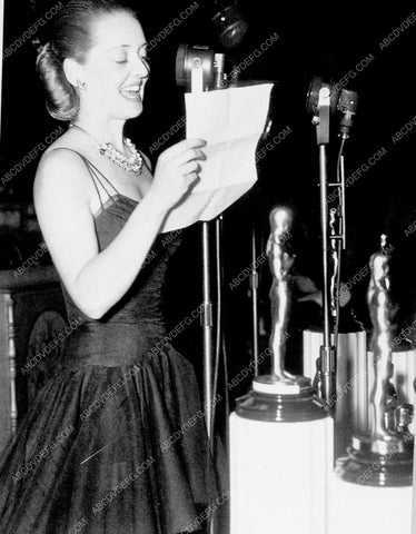 Bette Davis announcing at the Academy Awards 8b20-16269