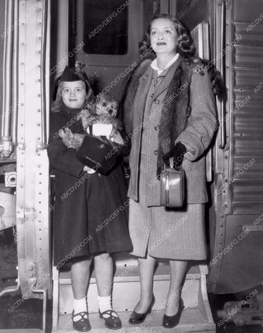 Bette Davis and her daughter with their dog catch a train 8b20-16271