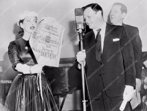 Bette Davis gets The New York Film Critics Award 8b20-16274