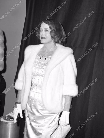 candid Bette Davis at some event 8b20-16276
