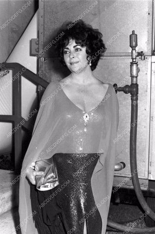 candid Elizabeth Taylor on set 8b20-16336