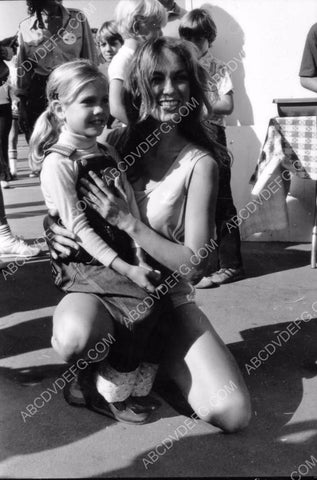 unknown child star & Catherine Bach for TV Battle of the Network Stars 8b20-16680