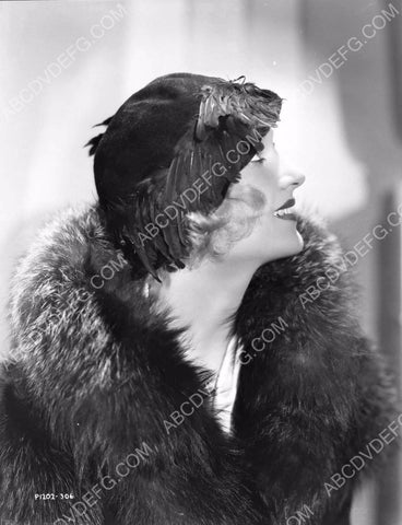 Carole Lombard in fur coat and hat 8b20-16795