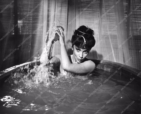 beautiful Gina Lollobrigida taking a bath 8b20-16925