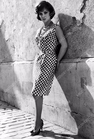 Gina Lollobrigida leaning against the wall 8b20-16942