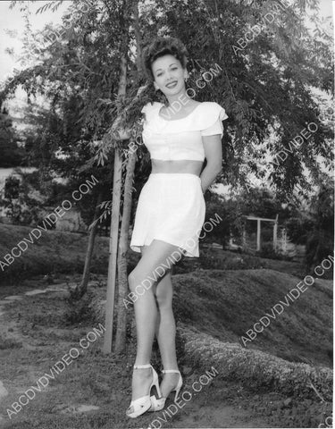 beautiful Carole Landis out in the garden 8b20-17094